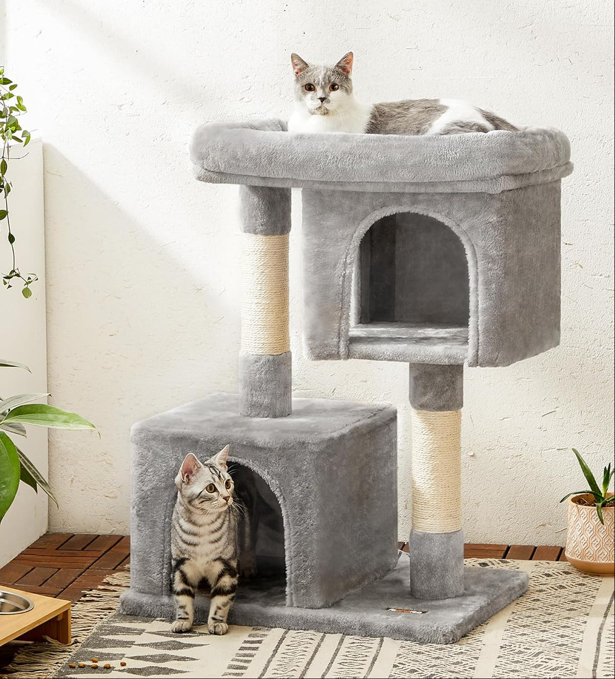 Cat tree with two cats on a white background, featuring the brand 'feamdeea'.